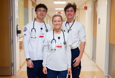 博彩公司护理系的学生在医院里摆姿势拍照